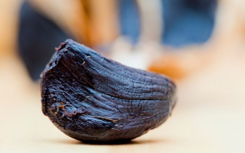 spicchio di aglio nero