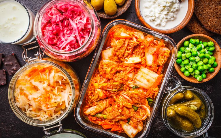 Crauti, cetriolini, olive, kimchi e altri alimenti ricchi di probiotici