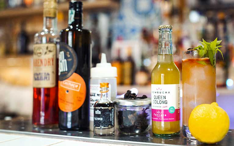 bevanda fermentata e bottiglie in un bar