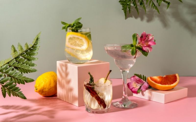 bicchieri con diversi gusti di hard seltzer