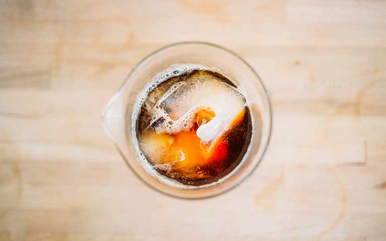 kombucha di caffè con ghiaccio|kombucha SCOBY|kombucha al caffè in bicchiere di vetro