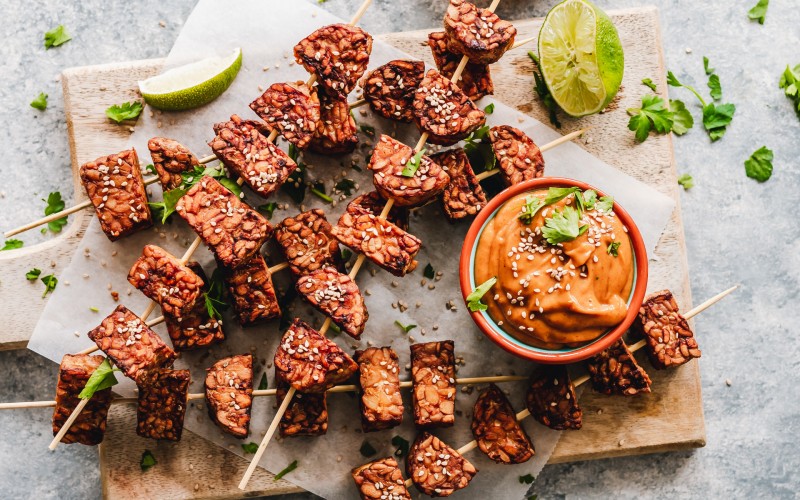 spiedini di tempeh fermentato