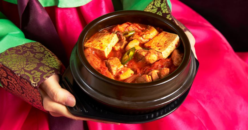 Zuppa coreana Kimchi Jjigae in un dolsot