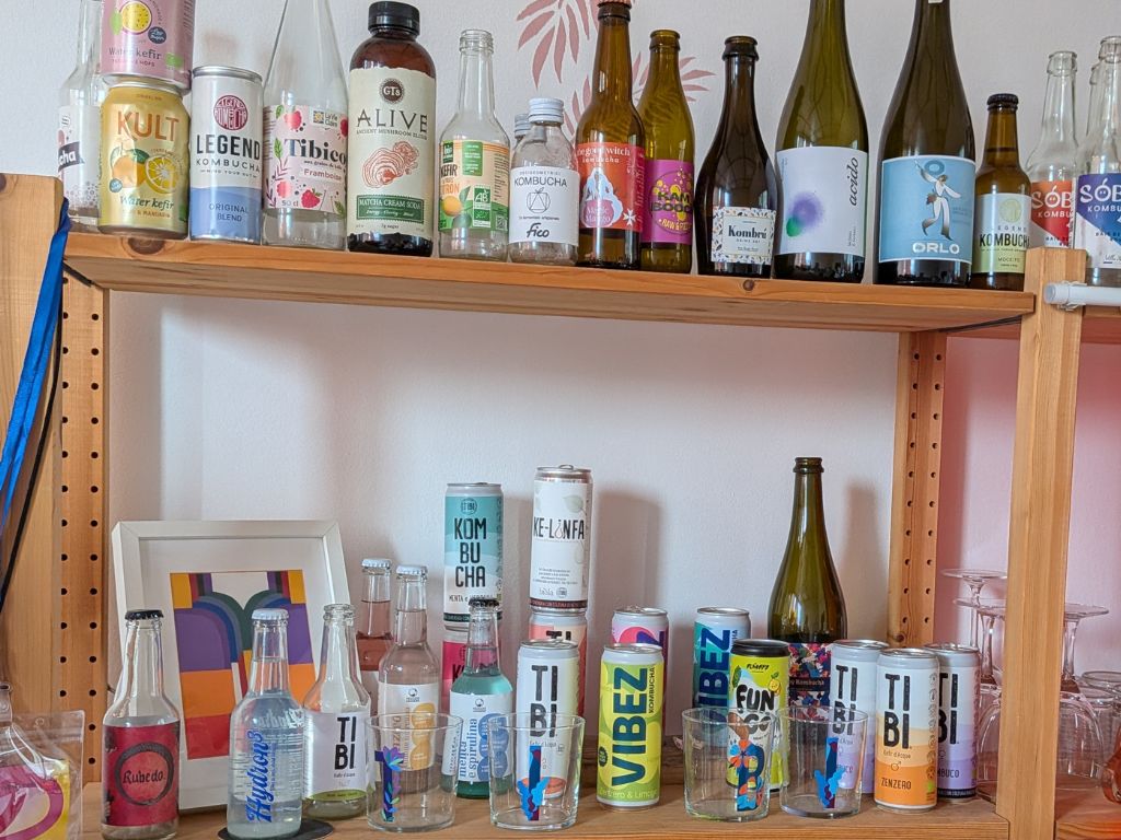 scaffalature piene di kombucha tra cui scegliere e di diverse marche e tipologie