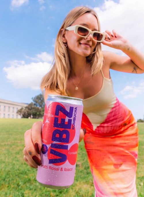 ragazza che tiene in mano una lattina di kombucha VIBEZ