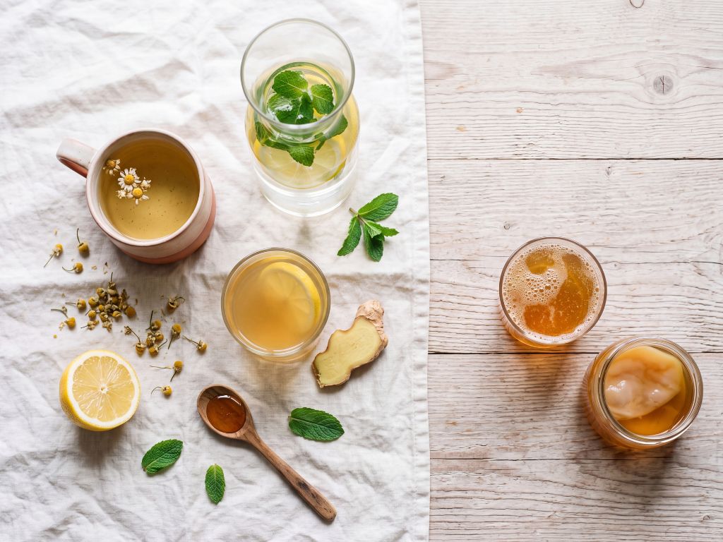 tavola con kombucha e tisane